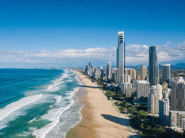 冲浪者天堂海滩(Surfers Paradise Beach)