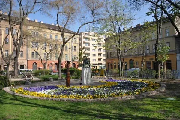 克洛泽尔广场(Klauzál tér)