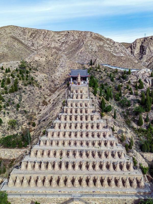 一百零八塔（One Hundred and Eight Pagodas）