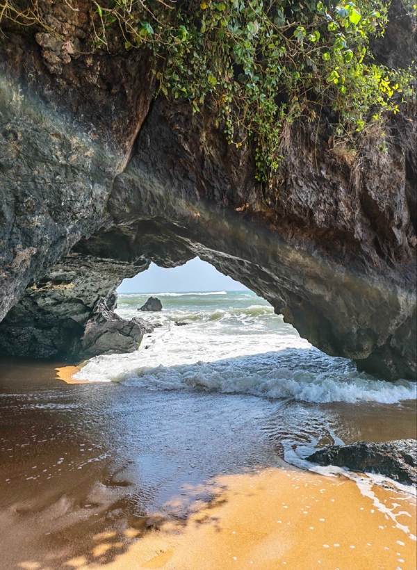 万宁燕子洞（Wanning Swallow Cave）